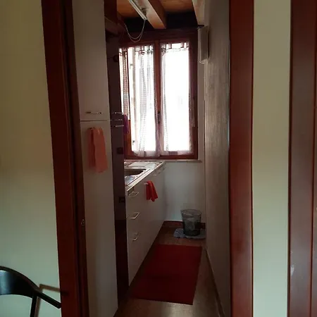 Dora Baltea Monolocale Primo Piano Mansarda Secondo Piano Верона